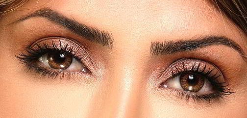 sguardo attraente make up sobrio