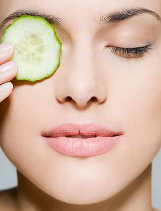 la cura degli occhi con i cetrioli