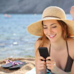 donna-con-cellulare-estate