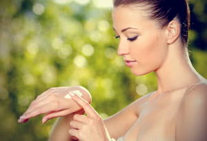 donna-crema-mani.jpg